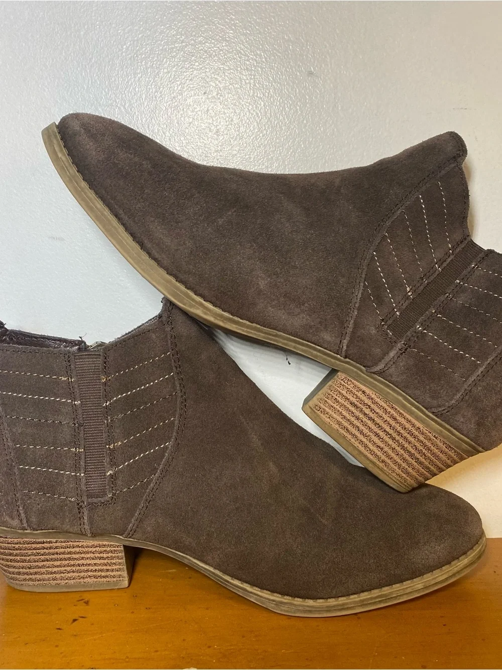 Skechers Women’s 9.5 Cooled Memory Foam Brown Ankle Boots Booties Suede Low Heel